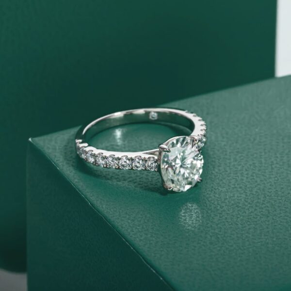 Anel Oval Moissanite 2 quilates - Imagem 2