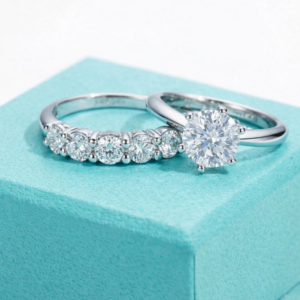 Conjunto anel solitário 2 CT com meia aliança 4mm moissanite